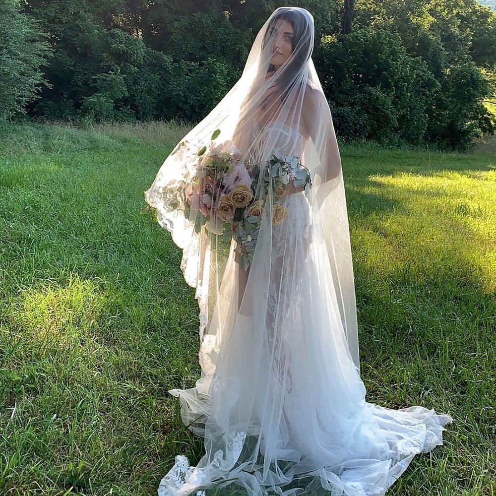 Antibes Lace Veil Girl&aseriousdream